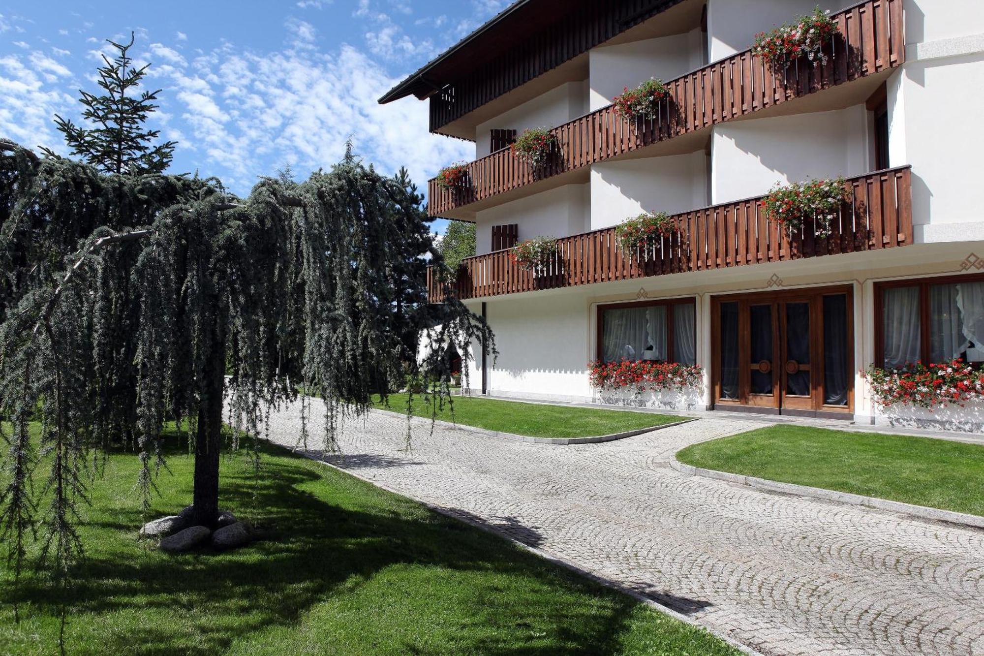 Royal Olympic Hotel Pinzolo Esterno foto
